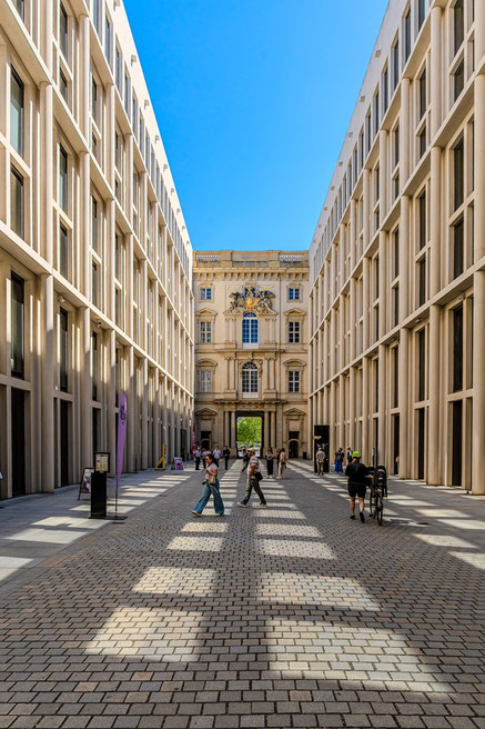 Während die Fassade zur Außenseite im Barockstil glänzt, präsentieren sich hier Innenflächen modern und sachlich. Eine  extrem gut gelungene Synthese