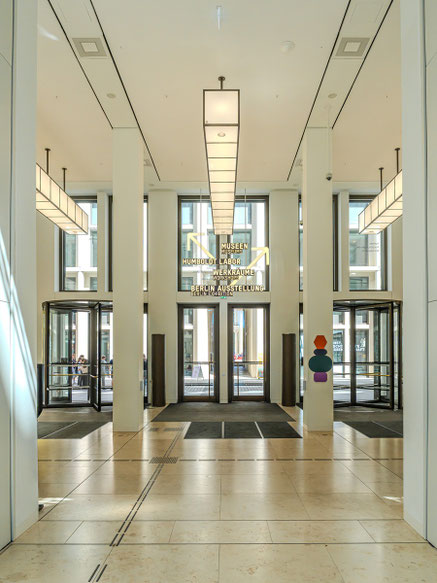 Wie die gesamte Innenarchitektur glänzen auch die Zugänge zum Innenhof des Humbioldt Forumsmit klaren Linien. 