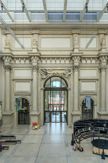 Tottz aller Modernität der Innenräume - die Wand mit dem Haupteingang zeigt sich im Barockstil und passt sich so der Außenfassade an.