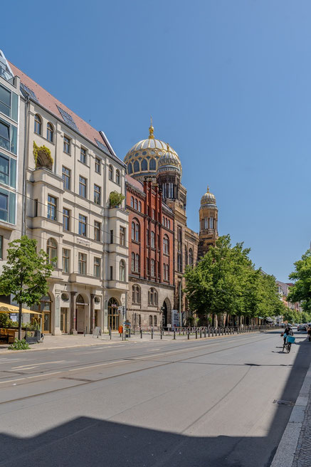 Stark gesichert und schwer bewacht: die neue Synagoge in der Oranienburger Straße. Sie ist heute ein Museum über jüdisches Leben in Deutschland