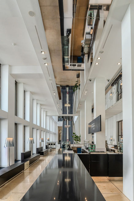 Im ersten OG befindet sich eine Bar / Cafeteria mit durchgehend verspiegelter Decke. Das gibt den Räumlichkeiten den Eindruck der Unendlichkeit.