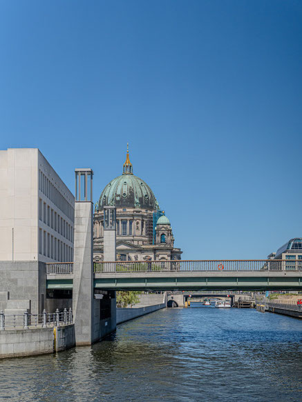 Von der Spree aus kann man die dem Fluss zugewandte, sachliche, Fassade sehen.