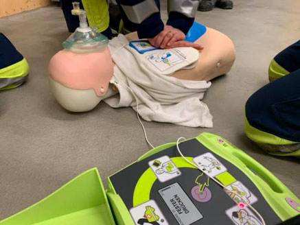 Die richtige Anwendung eines Defibrillators kann man in Kursen lernen. Bild: zvg