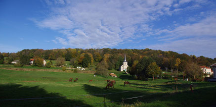 Die Anhöhe mit der neuen Kirche unterhalb des ehemaligen Dorfes