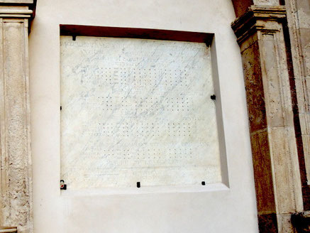 Tabella dei pesi e delle misure, 28 aprile 1862, facciata della chiesa madre (foto S. Farinella©)