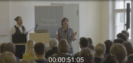 Christa Spannbauer stellt ihre Dokumentation "Achtsamkeit in der digitalen Gesellschaft" auf der Konferenz Achtsam. Digital vor
