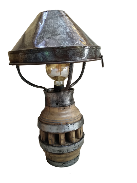 lampe composée d'un moyeux de charrette et d'un entonnoir viticole  métal rouillé, esprit vieille grange