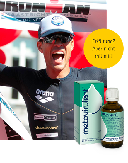 Iron Man Pascal Ramali läuft mit hochgerissenen Armen durch das Ziel.