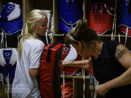 Unser KRAV MAGA-Seminar für Frauen, mit spezialisierter Instruktorin