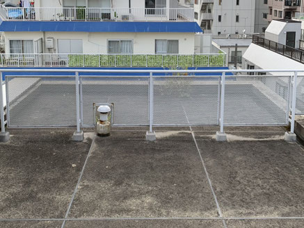 中性化が進行したマンション屋上保護コンクリートの粉化と目地浮きの状況