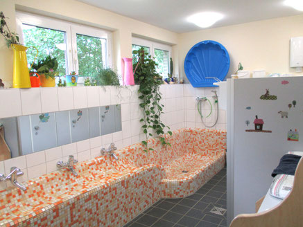 Neu renovierter Waschraum // Foto: KiFaZ