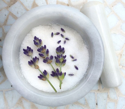 Lavendelzucker einfach selber machen: Lavendel in Zucker einlegen
