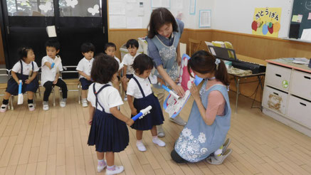 かばくんの歯を磨いて、ばいきんカードをとっていきます。