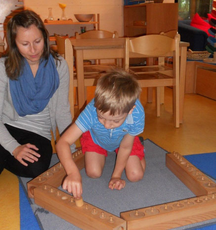 Pädagogin Elisabeth gibt Marcus bei Bedarf Hilfestellung.