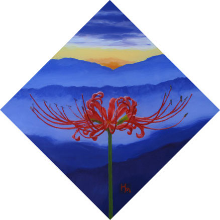 「秋早暁」100×100mm ガラス絵　￥66,000(税込)/ガラス絵、曼珠沙華の花が好きです。少し涼しくなった山脈を背景に描きました。