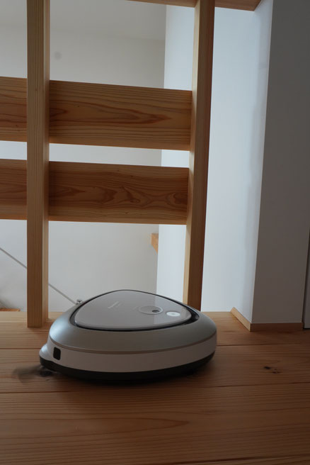 一見すると落ちてしまいそうな吹き抜け際。 けれど、お掃除ロボットは空間を認識し、格子の中でくるりと方向転換します。 引き戸中心の間取りと、床に物を置きすぎない計画が、日々の掃除ストレスを静かに減らしてくれています。
