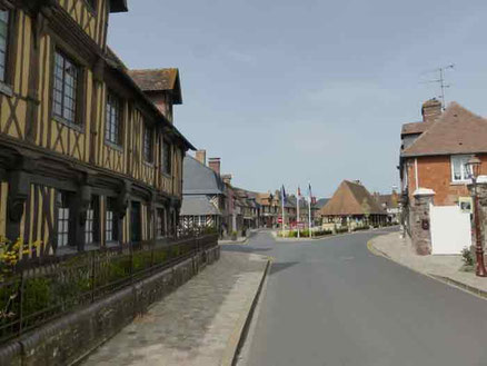 Le Pays d'Auge et Beuvron-en-Auge, en Normandie, évoquent le charme rural et l'architecture à colombages. Ces lieux pittoresques captivent par leurs paysages verdoyants, leurs traditions culinaires et leur authenticité préservée.