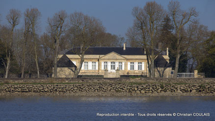 Chartreuse au Bec d'Ambès. Le matin, à bord du Burdigala, dans le brouillard, la péniche va de Bordeaux à Blaye. L'après-midi, le soleil est bien présent. Le navire redescend de Blaye vers Bordeaux. Photographie © Christian Coulais