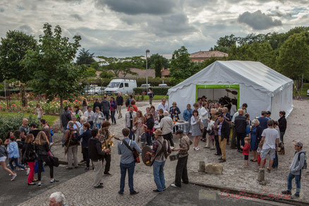 Festival JAZZ360 2016. Apéritif offert par la Mairie, square des écoliers, Cénac. Photographie : Christian Coulais