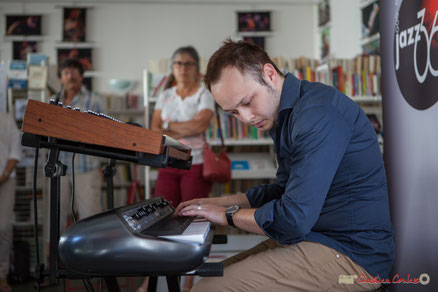 Vincent Vilnet joue lors du vernissage de la Rétrospective photographique 2010 / 2016 Festival JAZZ360, Camblanes-etMeynac, 1er juin 2017