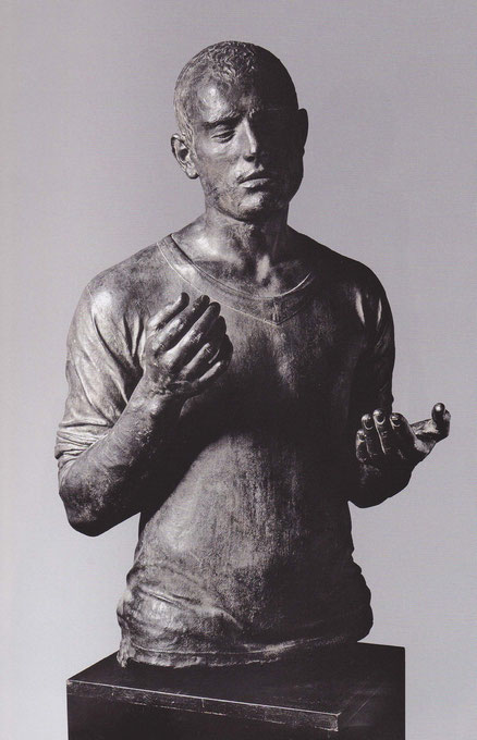 Julio López.Jacobo I, 1974.Bronce.80x55x55cm.Colección del artista.Esta figura, nace de una coincidencia que conmovió al autor,el parecido de una fotografía de un palestino y el hermano de un ayudante,hace un gesto de súplica.