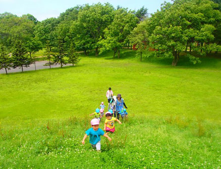 毎日の園外活動（公園など）でたくさん歩ける丈夫な足腰と体力を養っています。