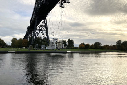 Schwebefähre an der Hochbrücke