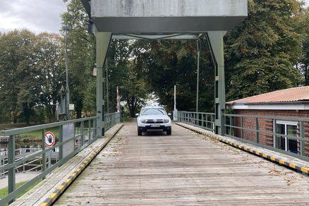 Über die Holzbrücke an der Schleuse