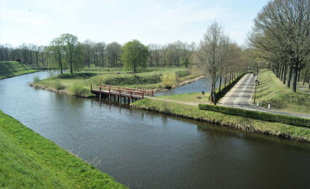Fußweg entlang von Wassergräben