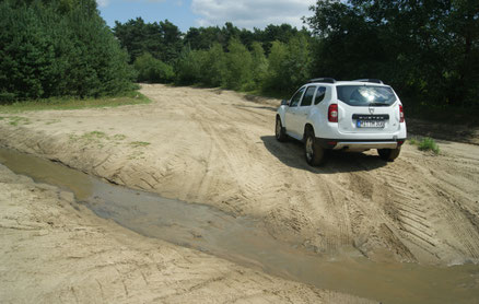 Sandiger Weg mit Wasserrinne