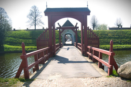 Die hintere Brücke führt in die Festungsstadt hinein