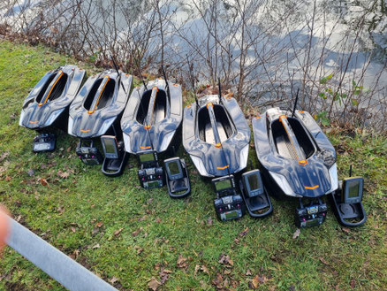 Huur Voerboot Voerboten Baitbaots Baitbaot Pulse Bleu Pulse Red pulse Black XR310 Toslon XR500 autopilot Carppilot pro onderwatercamera Toslon TF520 visvinder Fishfinders visvinders ToslonTF740 karpervisser Raymarine pro5 3DCarps karper huren voerboot