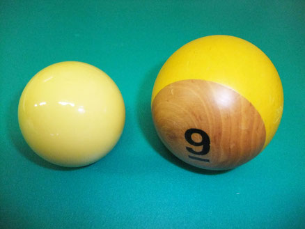右側がこの木製ボールで、左側が通常のプール用ボールです