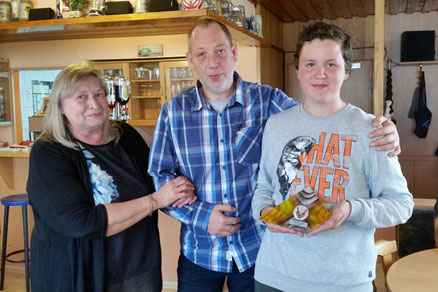 Im Wettkampf-Durchschnitt 2017/18 der KVOO belegte Benedikt Hoffmann (rechts) in der Jugend B - Klasse mit 372,3 Holz den zweiten Platz! - Mit auf dem Foto sind die Vorsitzende Elli Hirschmann und Sportwart Markus Mühleis. - Foto: hala
