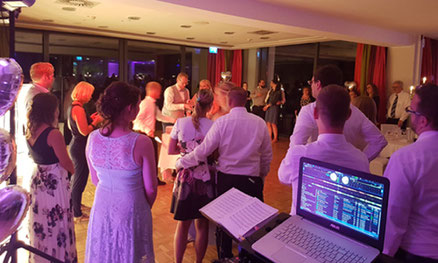 Professionell, Flexibel, Premium. HIer unverbindlich anfragen! Für exklusive Events. Stile: Lounge, Club-Sound, Party. DJ Plus Saxophon DJ plus Live-Saxophon djandfriends.de