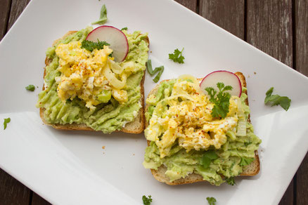 Leckere zwei Avocado-Ei Brote mit einem Stück Radieschen