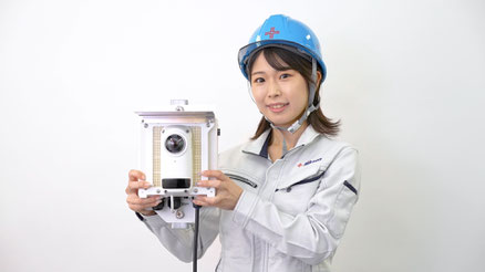 見リオン’Ｓ ２を持つ日建リース工業の笑顔の女性社員
