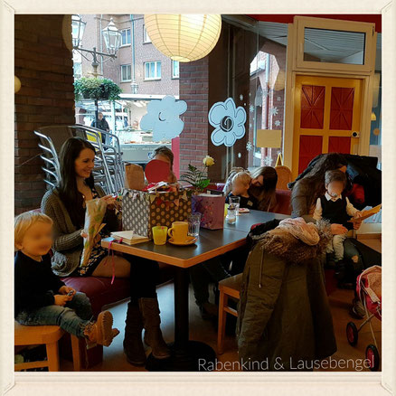 An Janinas Geburtstag waren wir mit anderen Mamas und Kindern in einem Eltern - Kind - Café frühstücken...