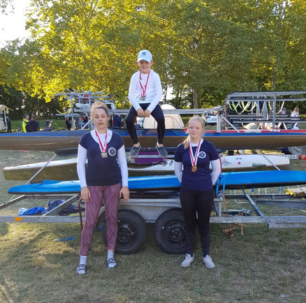 Fabio Scholz, zweifacher Hessenmeister über 500m und 200m, Lenette Protsch, Zweitplatzierte in Schüler A14 und Lorena Stölzner, Drittplatzierte in Schüler A14