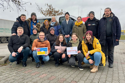 Die Crews von engagiert mit Herz und den ukrainischen Partnern posieren gemeinsam für ein Abschlussbild nach dem Umladen.