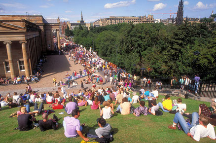 Festival d'Edimbourg - Crowds outside the National Art Gallery at The Festival, Edinburgh 