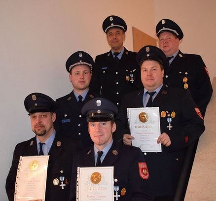 25 Jahre Dienst bei der Feuerwehr(von links) Mathias Mende, Herbert Baumann jun. und Andreas Schachtner mit Vorstand Peter Voit, Kommandant Markus Mende und Stellvertreter Georg Schachtner