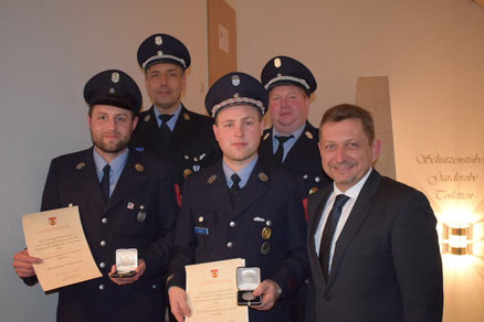 Mit der Feuerwehrmedaille der Gemeinde Grasbrunn in Bronze für 15 Jahre Feuerwehrdienst wurden (v.l.) Sebastian Renk und Vorstand Peter Voit durch Bürgermeister Klaus Korneder geehrt. Mit dabei waren Kommandant Markus Mende und sein Stellvertreter Georg S