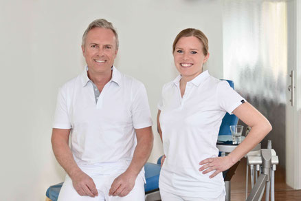 Kieferorthopäden in Gröbenzell: Dr. med. dent. Richard Wiesner und Dr. med. dent. Franziska Gerth im Behandlungsraum der Praxis Gröbenzell.
