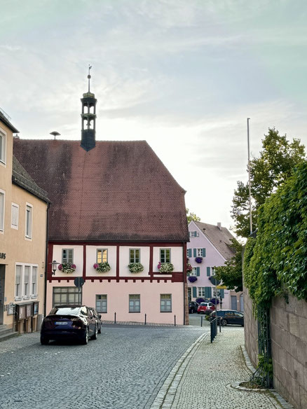 Hilpoltsteins historische Altstadt mit Fachwerkhäusern in zarten Farben