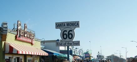 Westliches Ende der Route 66 am Santa Monica Pier in Los Angeles
