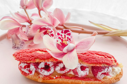 フランボワーズのエクレア。木蓮の花が添えられている。