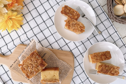 カッティングボードにアーモンドの焼き菓子。カットされてお皿に取り分けられている。
