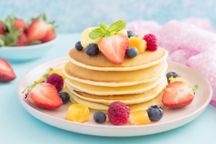 フルーツがふんだんに盛り付けられたパンケーキのお皿。