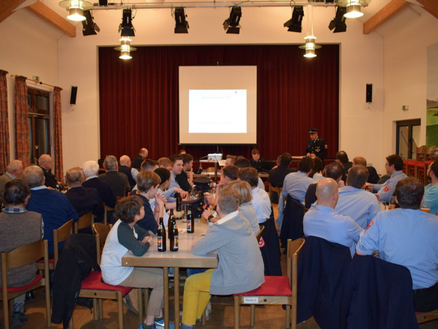 Vollbesetztes Bürgerhaus in Harthausen bei der Jahreshauptversammlung